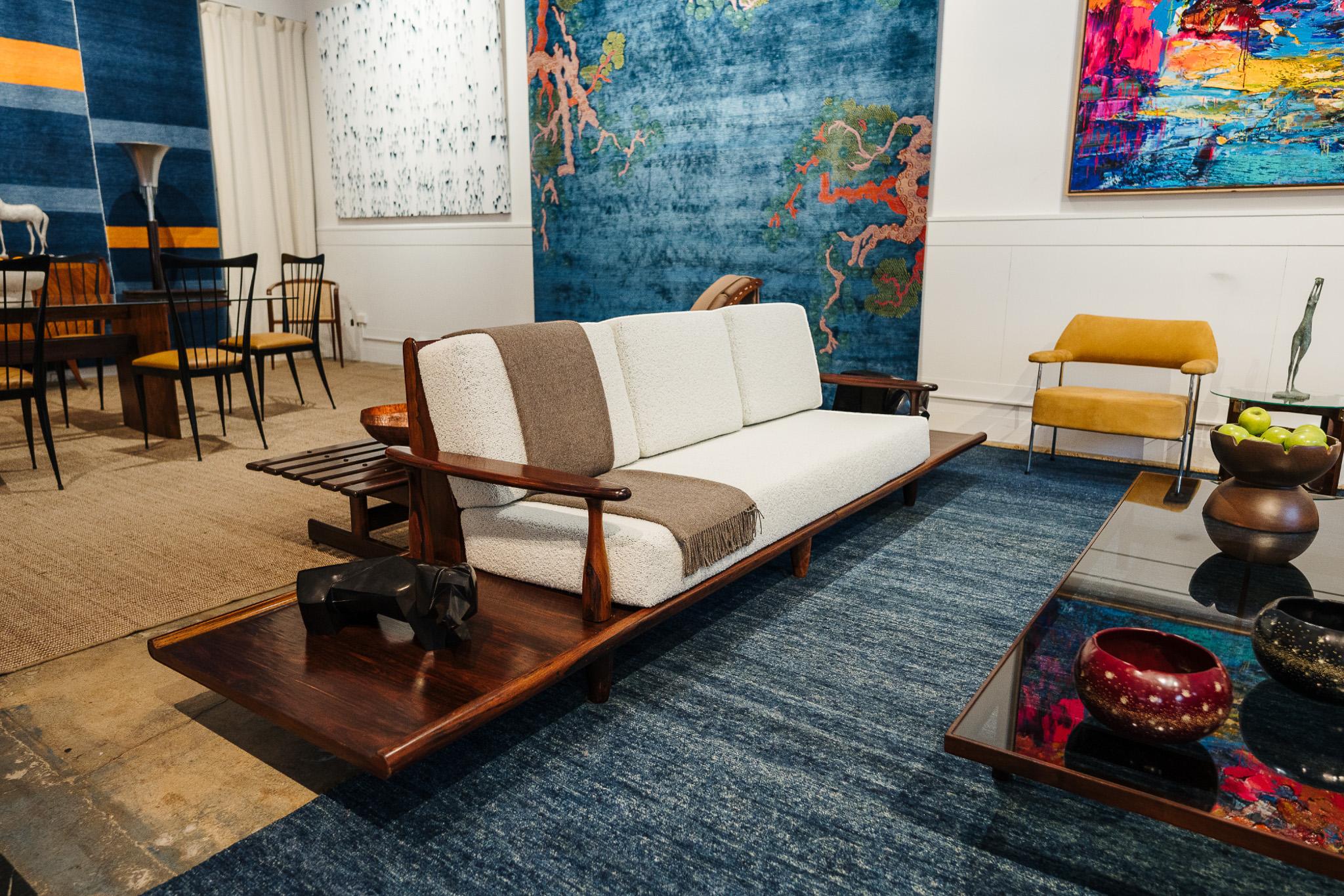 Divano moderno brasiliano in legno duro e boucle di Liceu de Artes, 1960 ca. in vendita 3