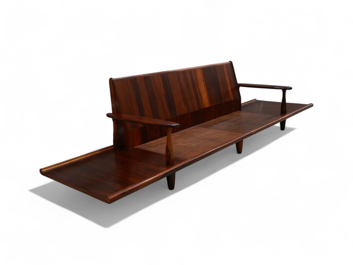 Brasiliano Divano moderno brasiliano in legno duro e boucle di Liceu de Artes, 1960 ca. in vendita