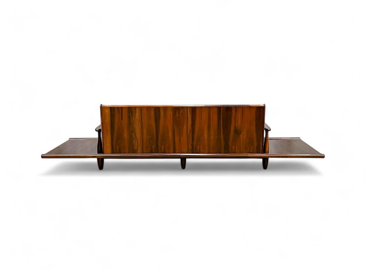 Divano moderno brasiliano in legno duro e boucle di Liceu de Artes, 1960 ca. In condizioni buone in vendita a New York, NY