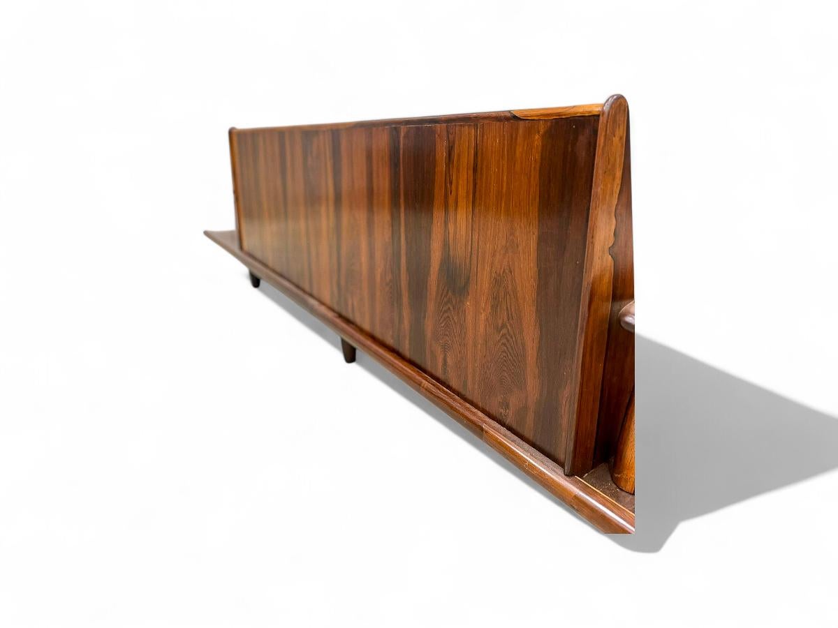 Divano moderno brasiliano in legno duro e boucle di Liceu de Artes, 1960 ca. in vendita 1
