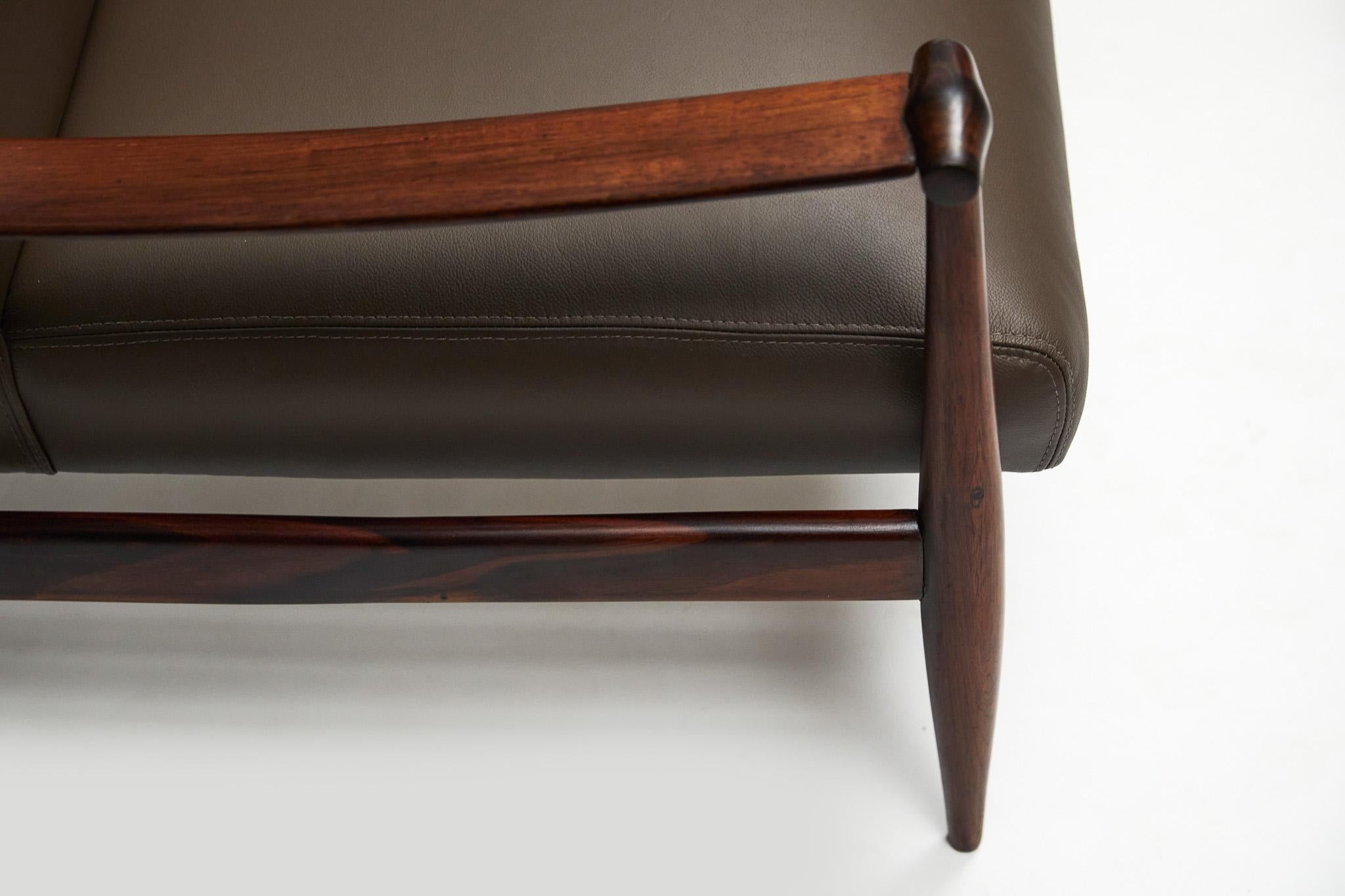 Brazilian Modern Sofa in Hardwood & Brown Leather by Liceu De Artes 1960 For Sale 5