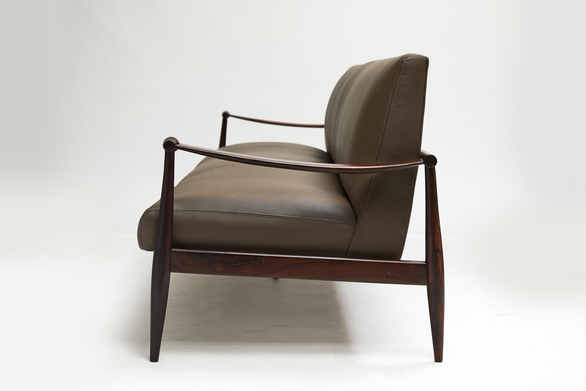 Mid-Century Modern Brazilian Modern Sofa in Hardwood & Brown Leather by Liceu De Artes 1960 For Sale