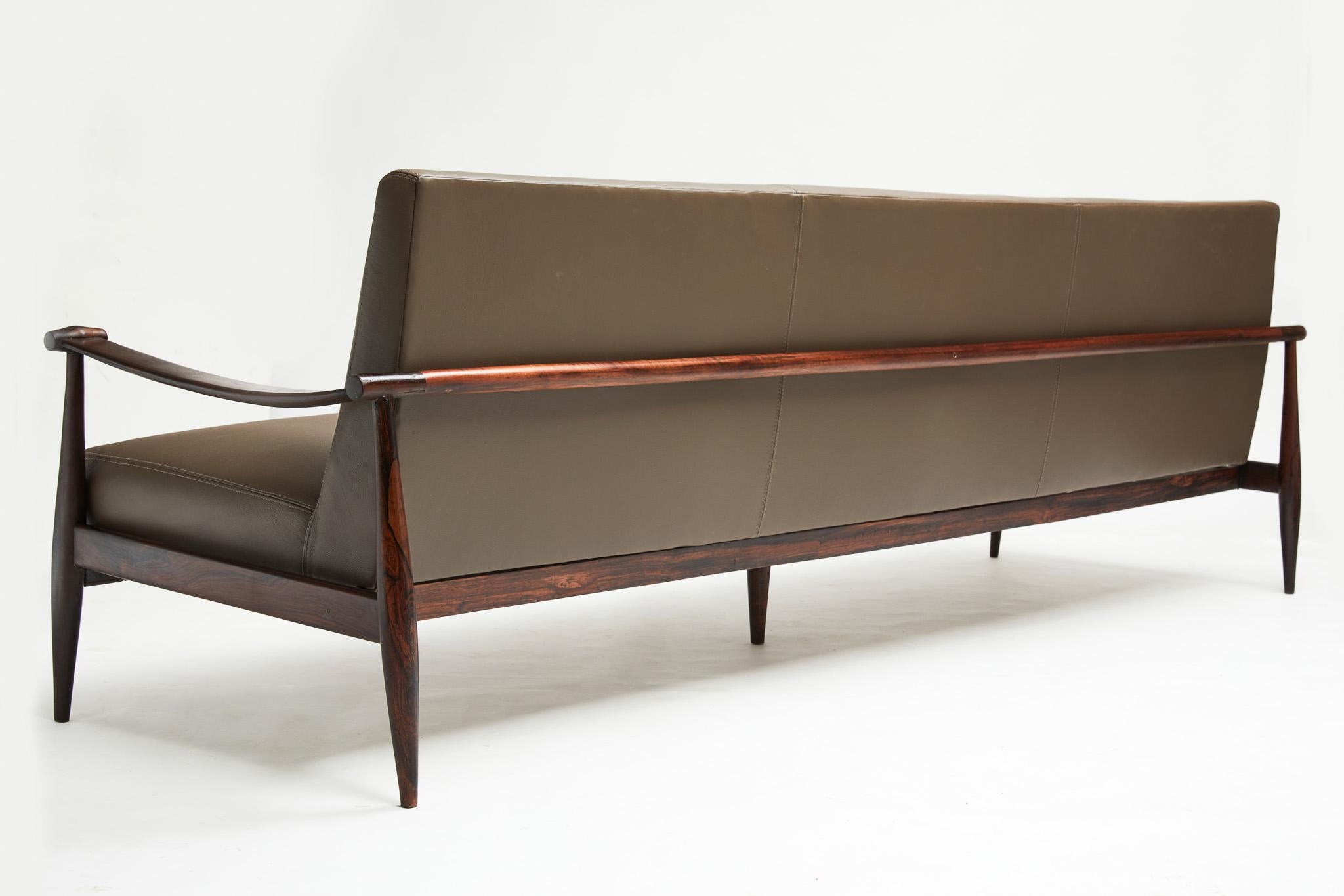 20th Century Brazilian Modern Sofa in Hardwood & Brown Leather by Liceu De Artes 1960 For Sale