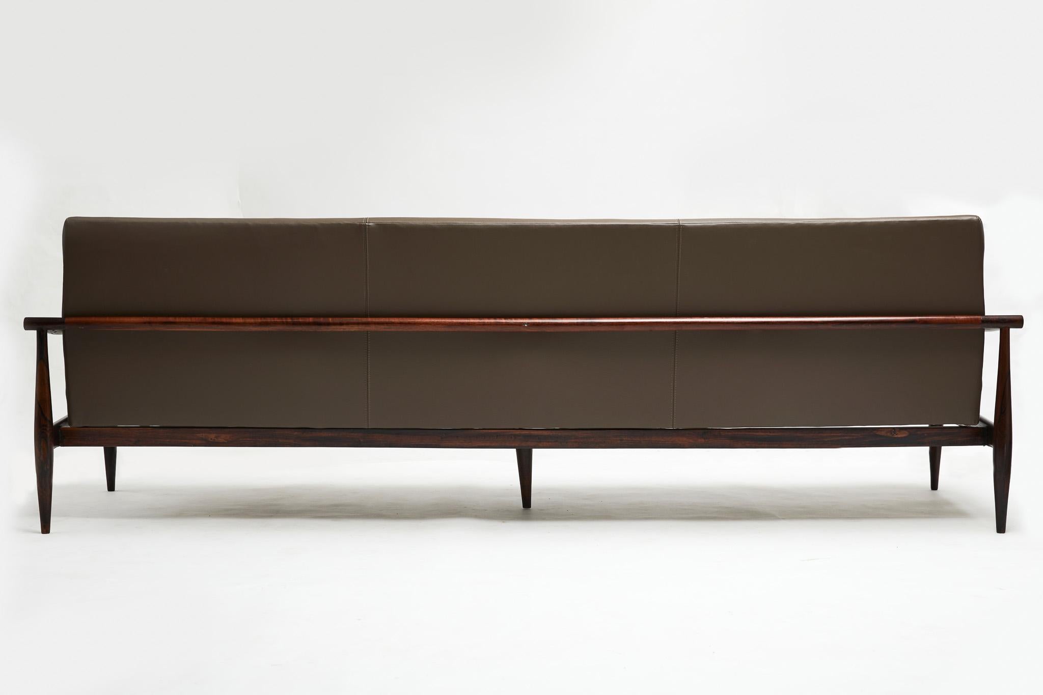 Brazilian Modern Sofa in Hardwood & Brown Leather by Liceu De Artes 1960 For Sale 1