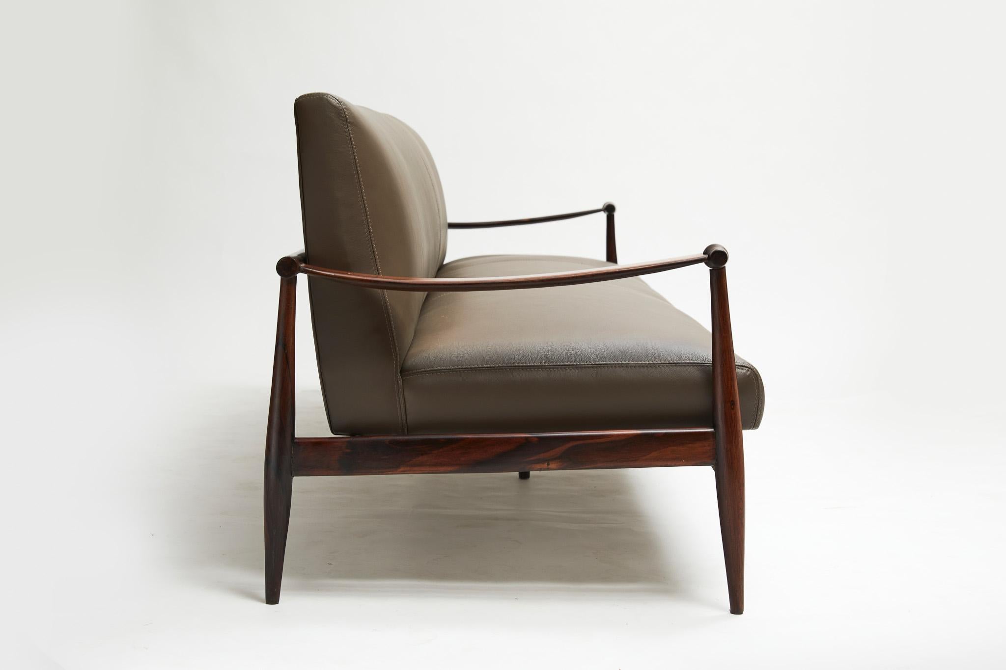 Brazilian Modern Sofa in Hardwood & Brown Leather by Liceu De Artes 1960 For Sale 2