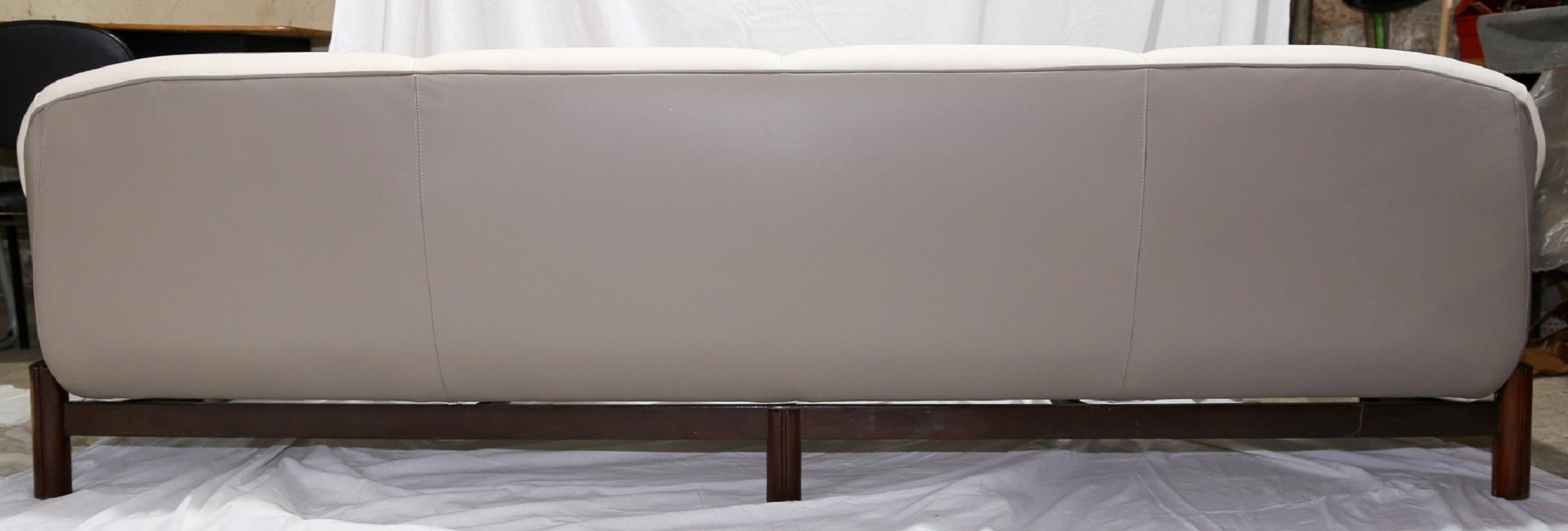 Brasilianisches modernes Sofa aus Hartholz, grauem Leder und weißem Stoff von Cimo, 1960er Jahre im Angebot 4