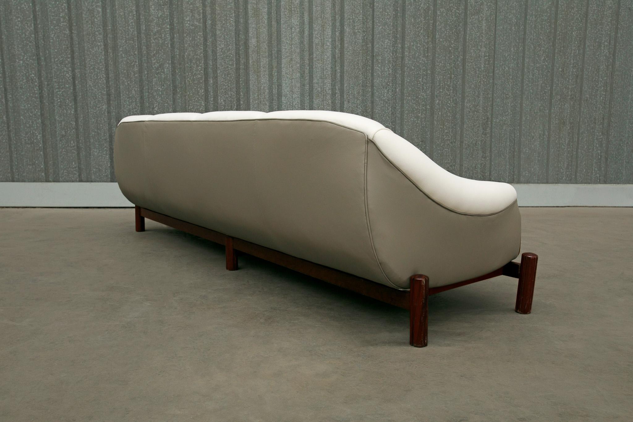 Brazilian Modern Sofa in Hardwood, Grey Leather & White Fabric by Cimo, 1960s In Good Condition For Sale In New York, NY