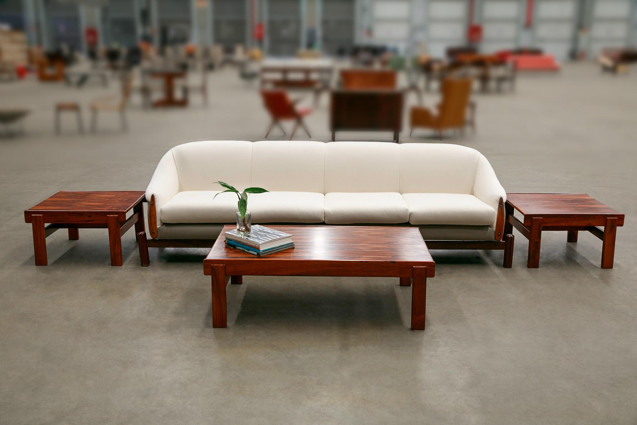 Brasilianisches modernes Sofa aus Hartholz, grauem Leder und weißem Stoff von Cimo, 1960er Jahre im Angebot 1