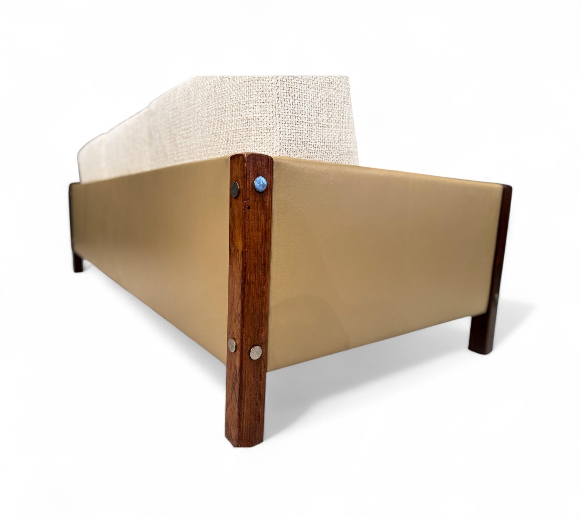 Brazilian Modern Sofa in Hardwood, Leather & Fabric, Sergio Rodrigues, 1960s For Sale 5