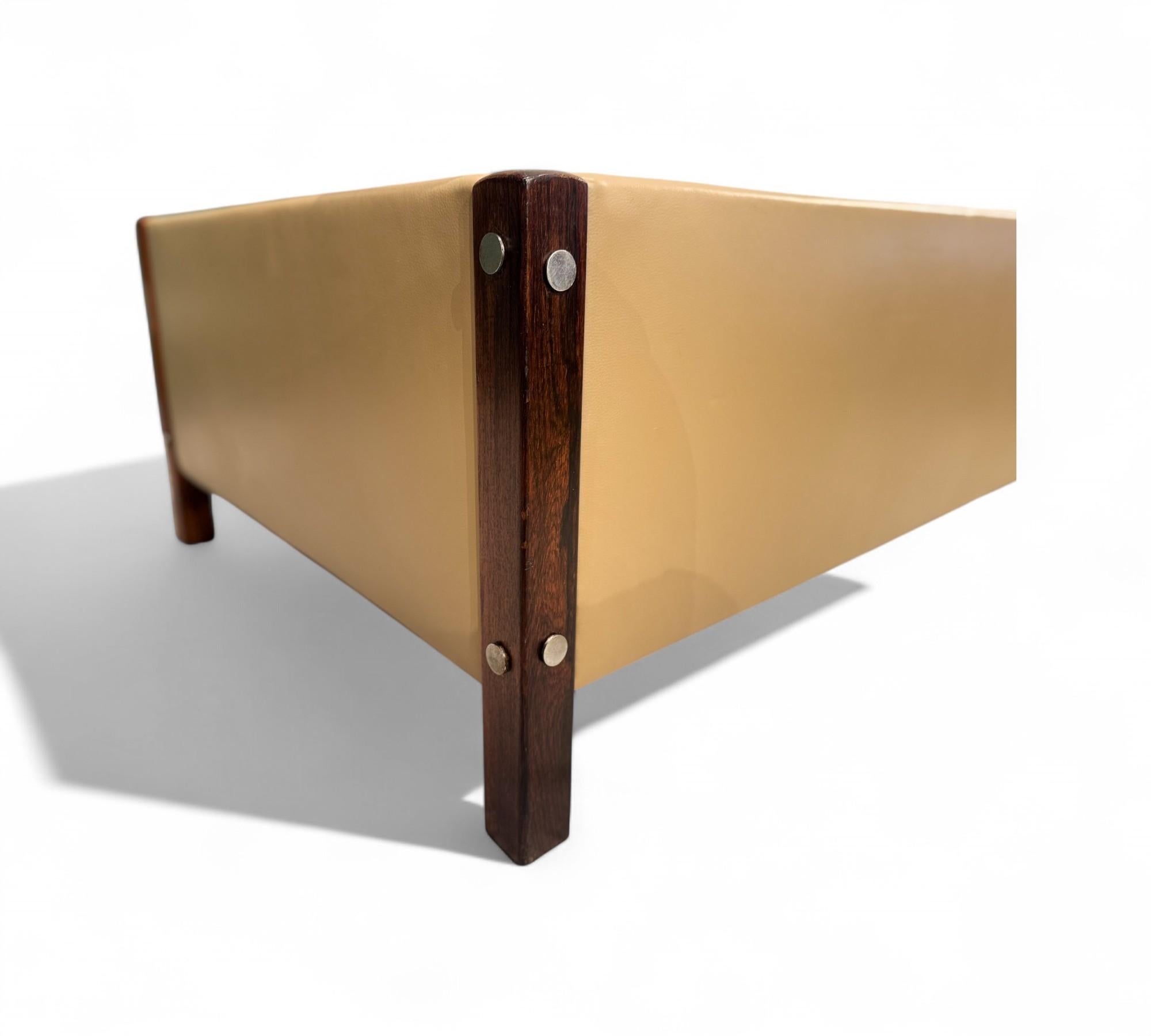 Brazilian Modern Sofa in Hardwood, Leather & Fabric, Sergio Rodrigues, 1960s For Sale 7