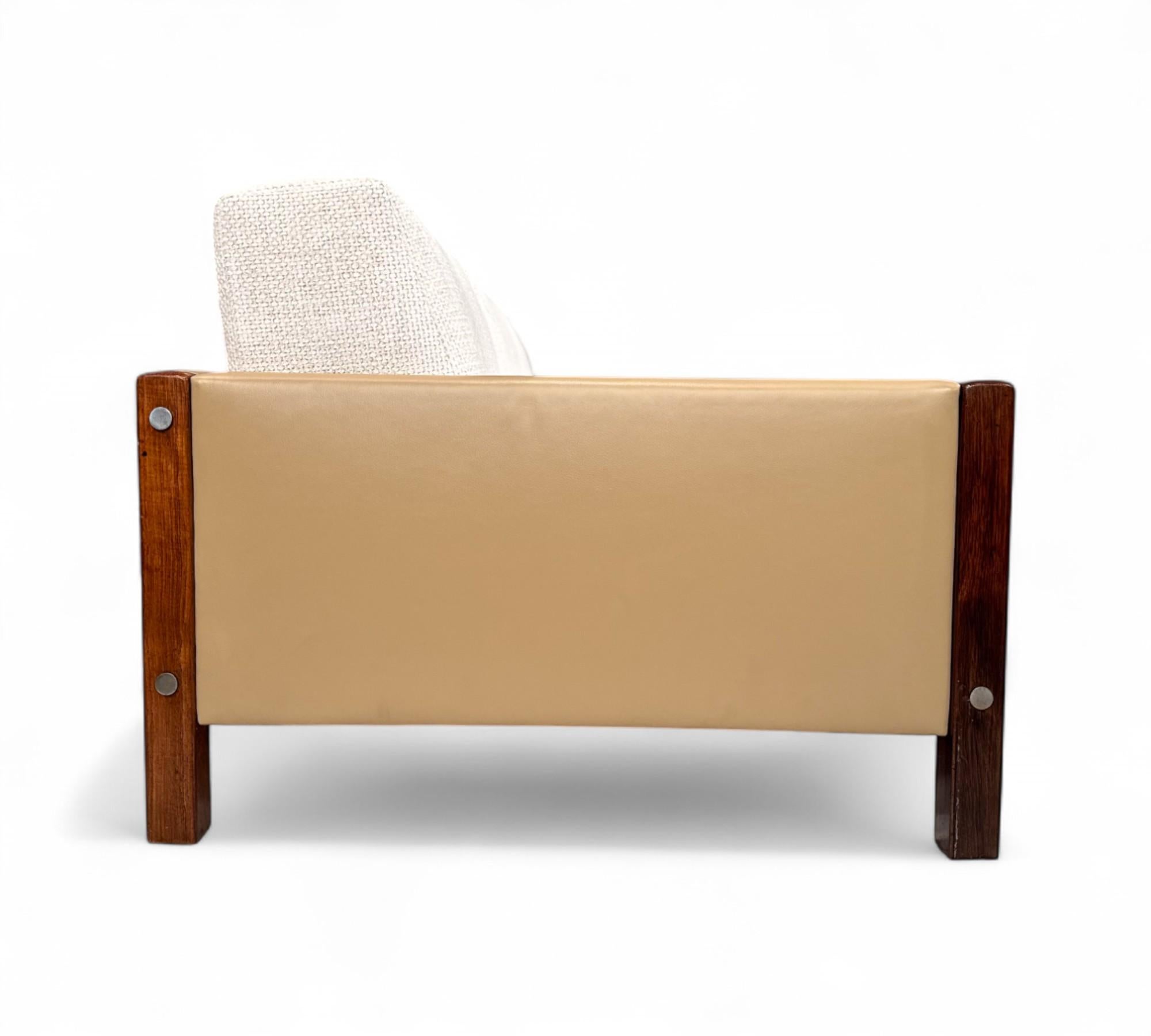 Woodwork Brazilian Modern Sofa in Hardwood, Leather & Fabric, Sergio Rodrigues, 1960s For Sale