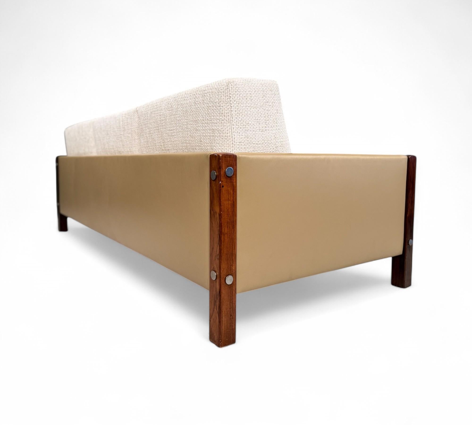 Brazilian Modern Sofa in Hardwood, Leather & Fabric, Sergio Rodrigues, 1960s In Good Condition For Sale In New York, NY