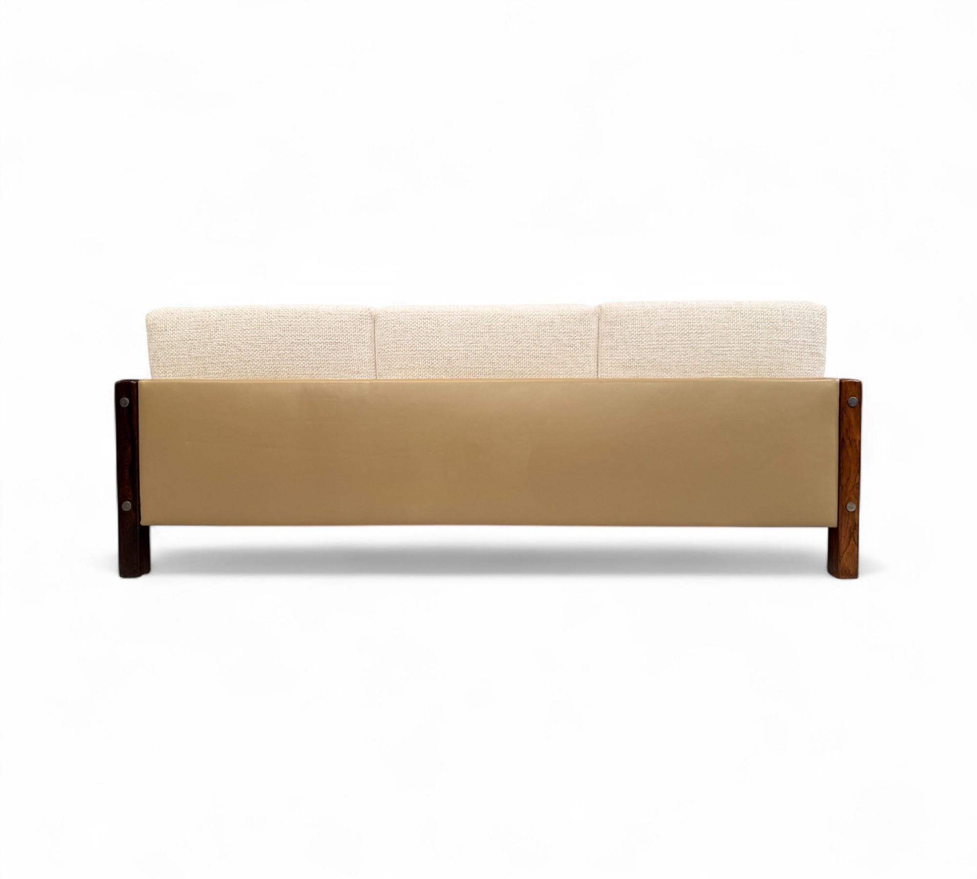 Mid-20th Century Brazilian Modern Sofa in Hardwood, Leather & Fabric, Sergio Rodrigues, 1960s For Sale