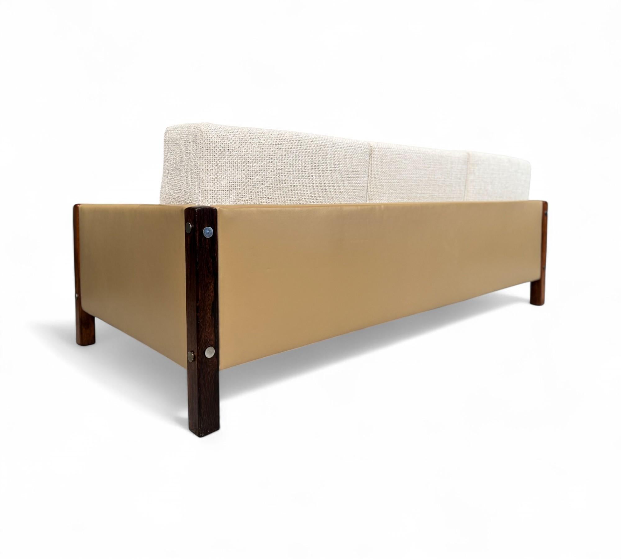 Brazilian Modern Sofa in Hardwood, Leather & Fabric, Sergio Rodrigues, 1960s For Sale 1