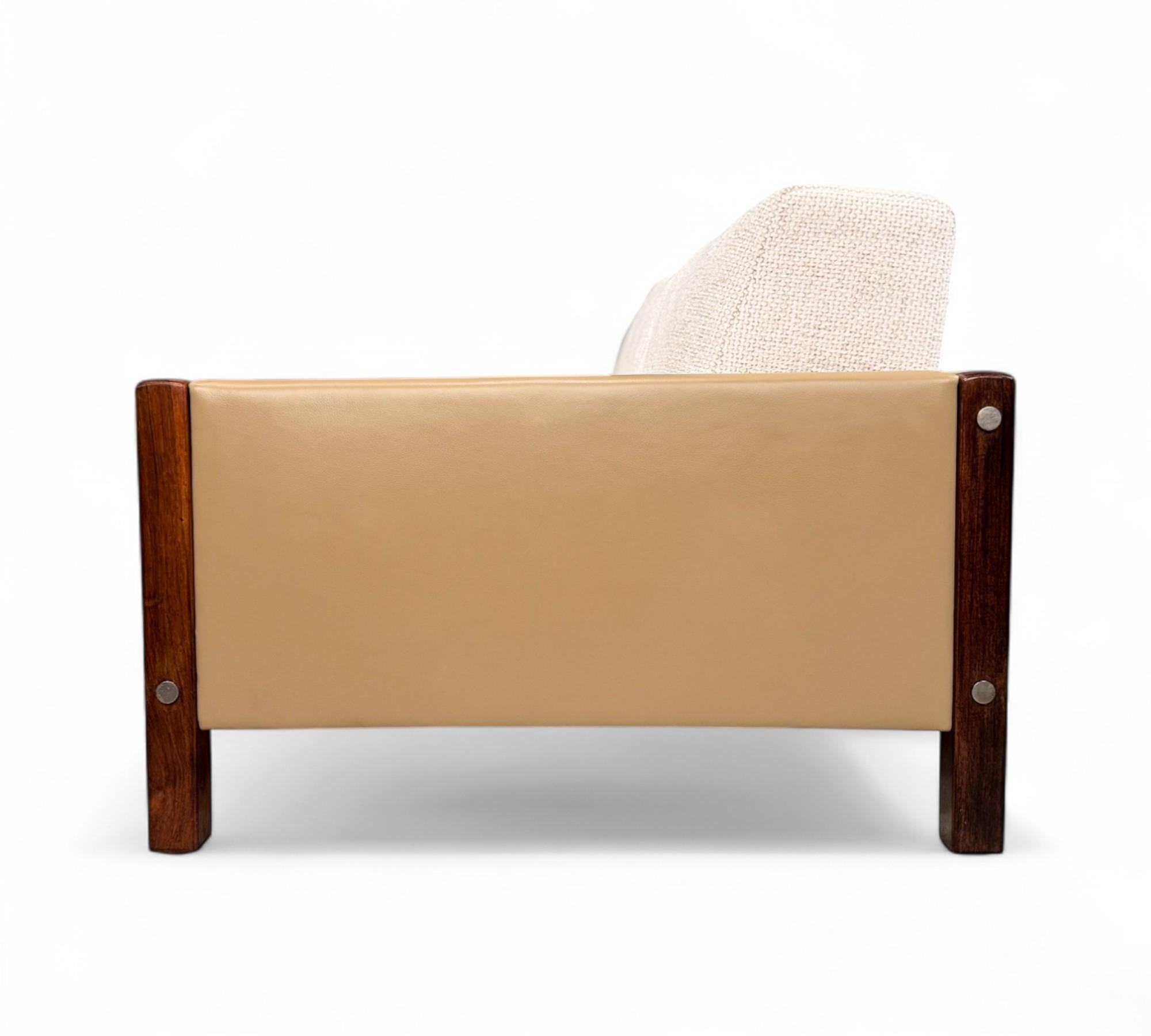 Brazilian Modern Sofa in Hardwood, Leather & Fabric, Sergio Rodrigues, 1960s For Sale 2