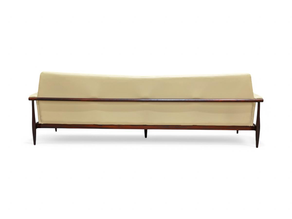 Peint à la main Canapé moderne brésilien en bois dur et cuir,  Liceu de Artes e Oficios des années 1960 en vente