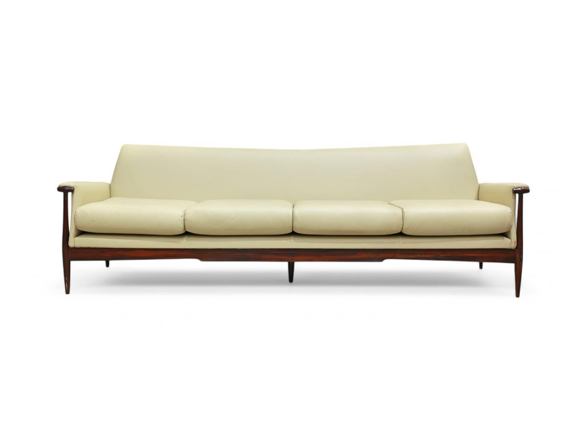 Disponible dès aujourd'hui, avec livraison nationale dans la région métropolitaine de New York incluse, ce canapé moderne brésilien en bois dur et cuir par  Liceu de Artes e Oficios c.C.1960s n'est rien moins que spectaculaire. 

Ce qui rend ce