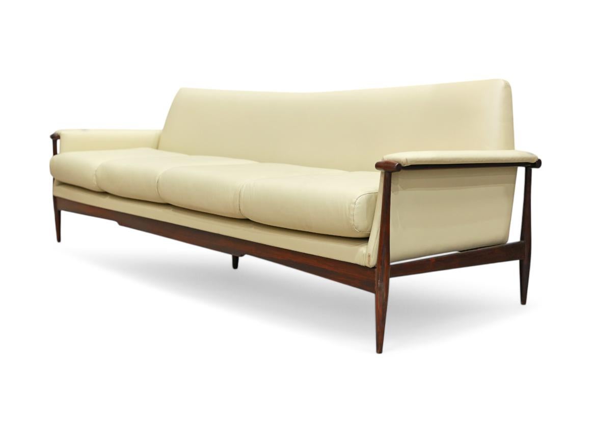Mid-Century Modern Canapé moderne brésilien en bois dur et cuir,  Liceu de Artes e Oficios des années 1960 en vente