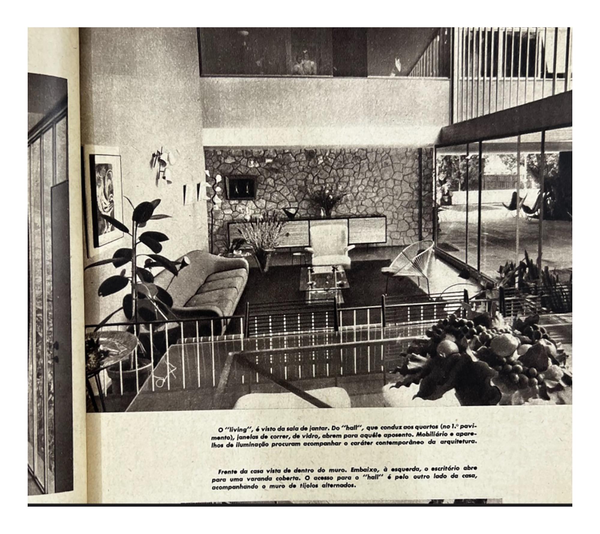 Brasilianisches modernes Sofa aus Hartholz und hellblauem Stoff, Joaquim Tenreiro, um 1960 im Angebot 8