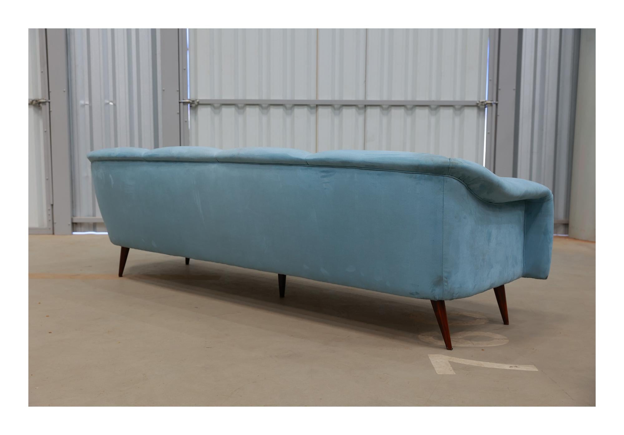 Brazilian Modern Sofa in Hardwood & Light Blue Fabric, Joaquim Tenreiro, c. 1960 In Good Condition For Sale In New York, NY