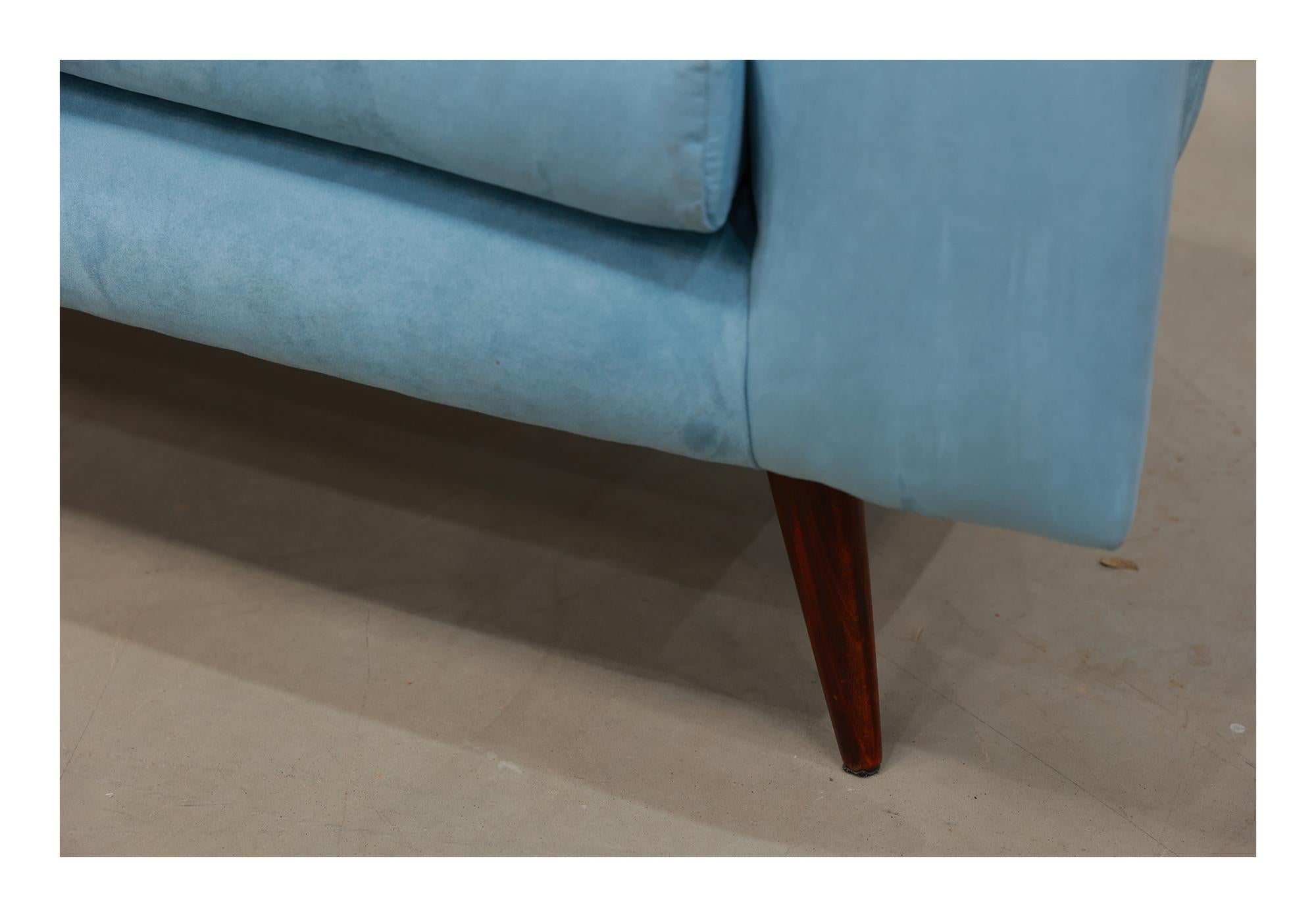 Brasilianisches modernes Sofa aus Hartholz und hellblauem Stoff, Joaquim Tenreiro, um 1960 im Angebot 1