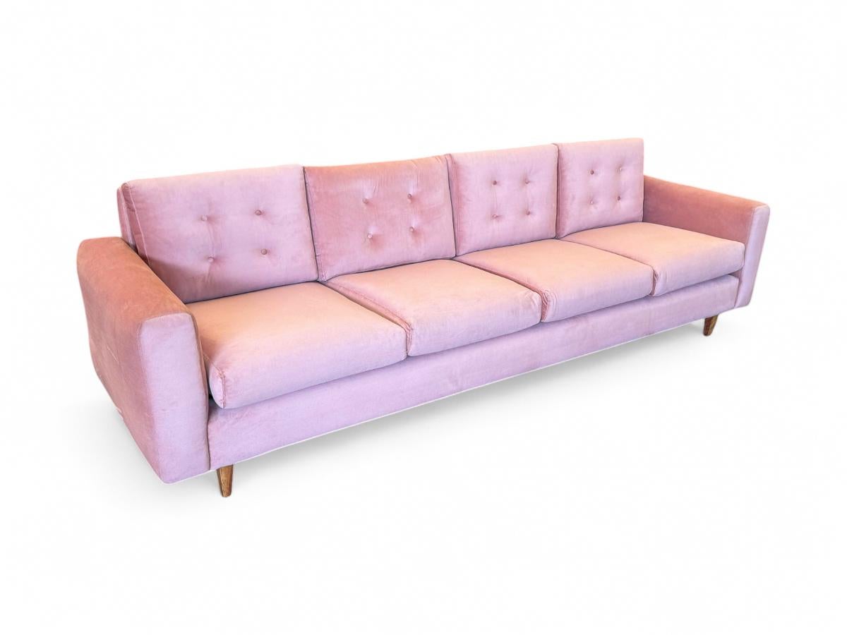 Brazilian Modern Sofa in Hardwood & Pink Velvet, Joaquim Tenreiro, 1960s In Good Condition For Sale In New York, NY