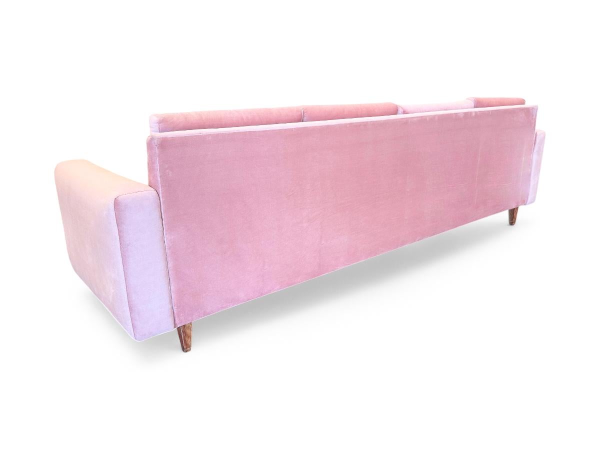Brazilian Modern Sofa in Hardwood & Pink Velvet, Joaquim Tenreiro, 1960s For Sale 1