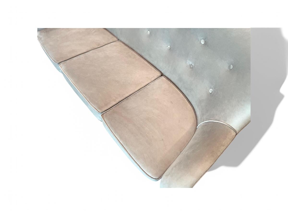 Brésilien Canapé Modernity brésilien en bois dur et Ultra Suede par Giuseppe Scapinelli, c.1950s en vente