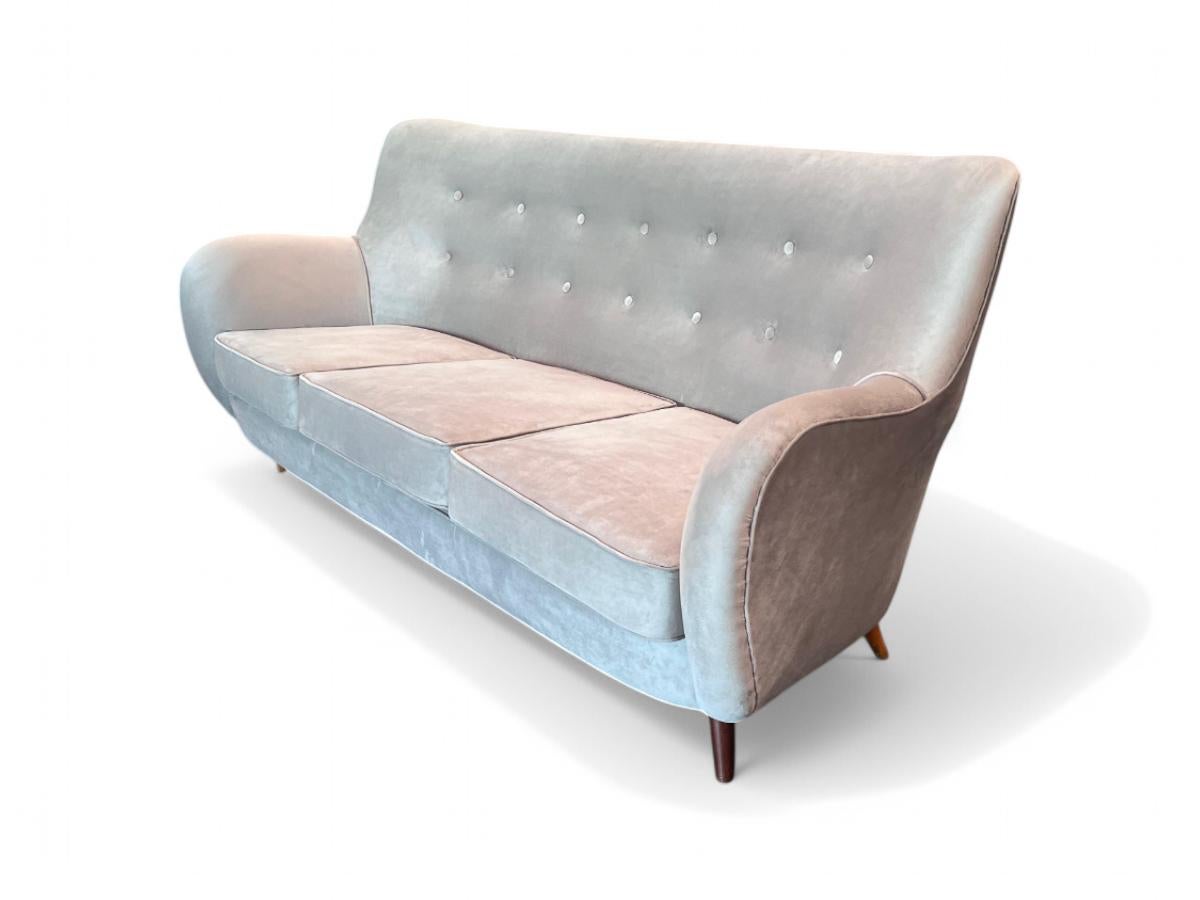 Ultrasuede Canapé Modernity brésilien en bois dur et Ultra Suede par Giuseppe Scapinelli, c.1950s en vente