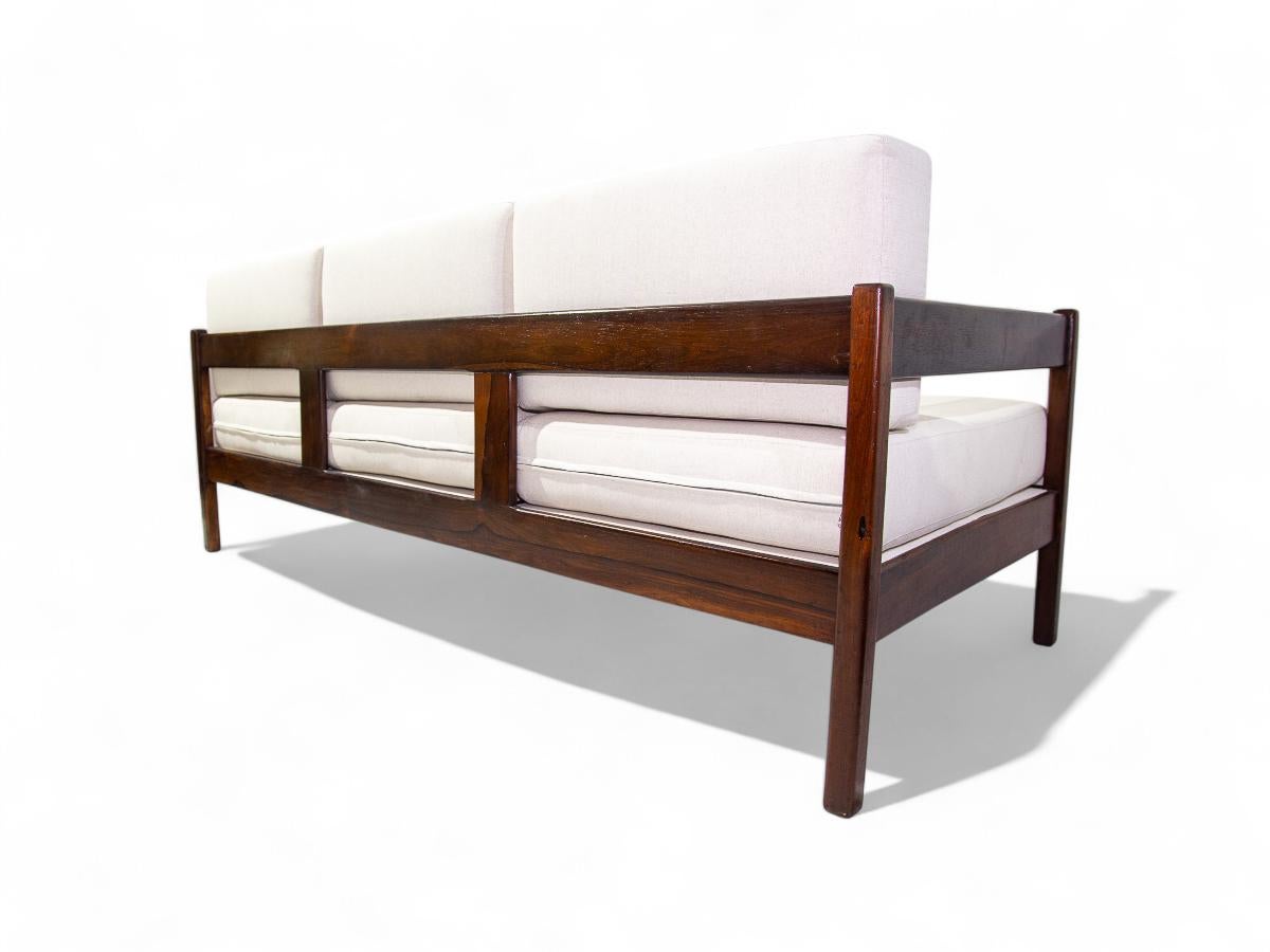 Divano moderno brasiliano in legno duro e tessuto bianco di Celina Decoracoes, 1960 ca. in vendita 1