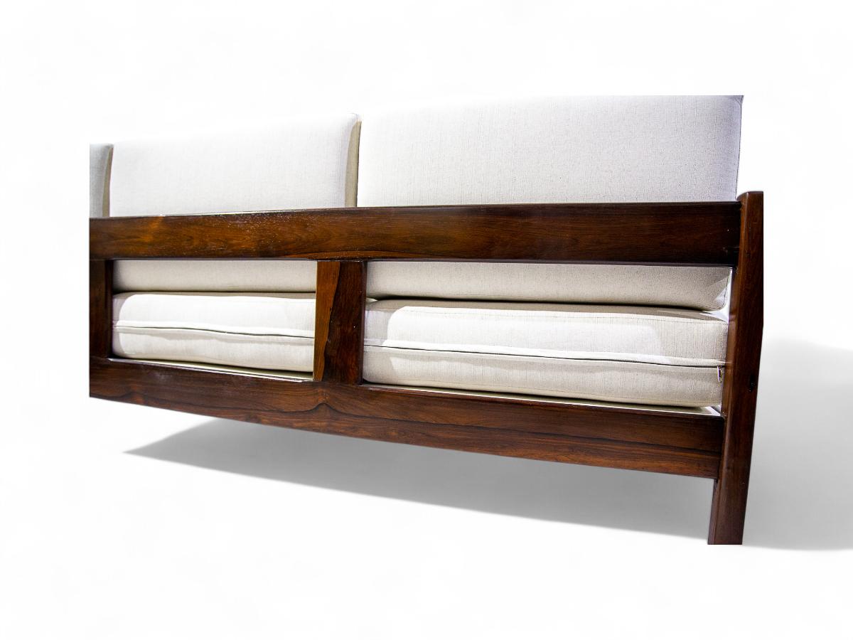 Divano moderno brasiliano in legno duro e tessuto bianco di Celina Decoracoes, 1960 ca. in vendita 2