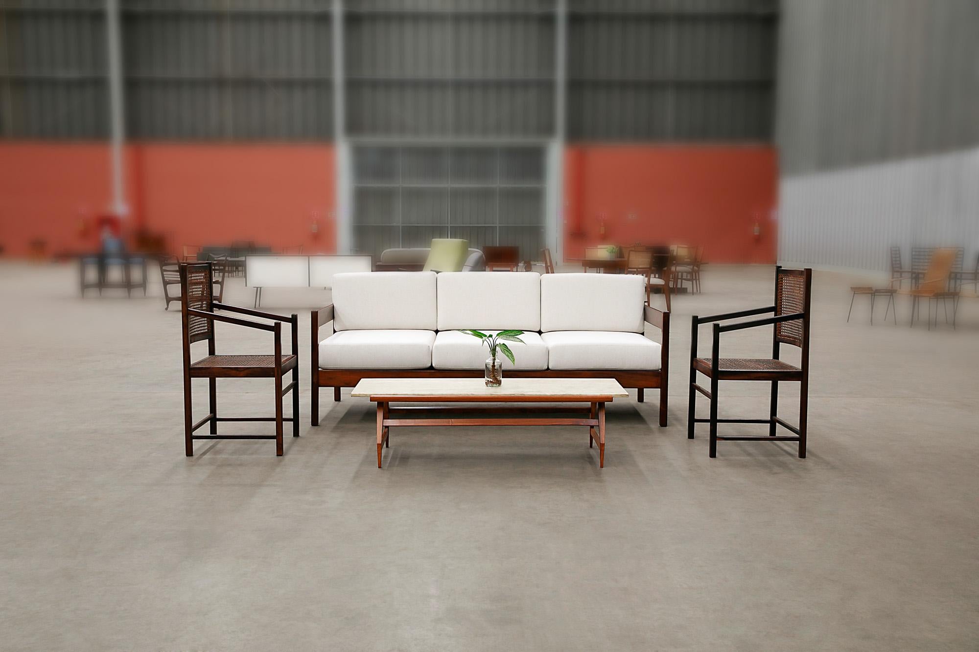 Divano moderno brasiliano in legno duro e tessuto bianco di Celina Decoracoes, 1960 ca. in vendita 5