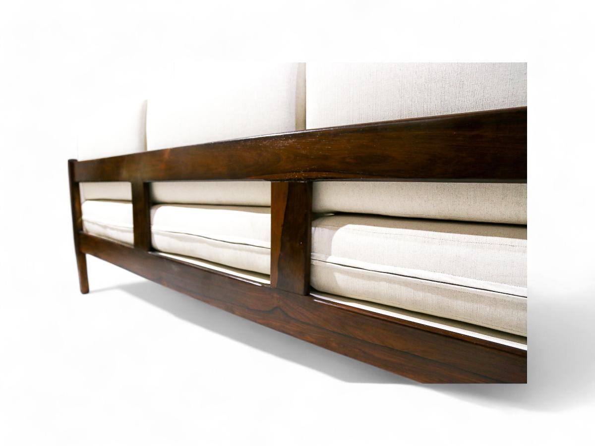 Divano moderno brasiliano in legno duro e tessuto bianco di Celina Decoracoes, 1960 ca. in vendita 3