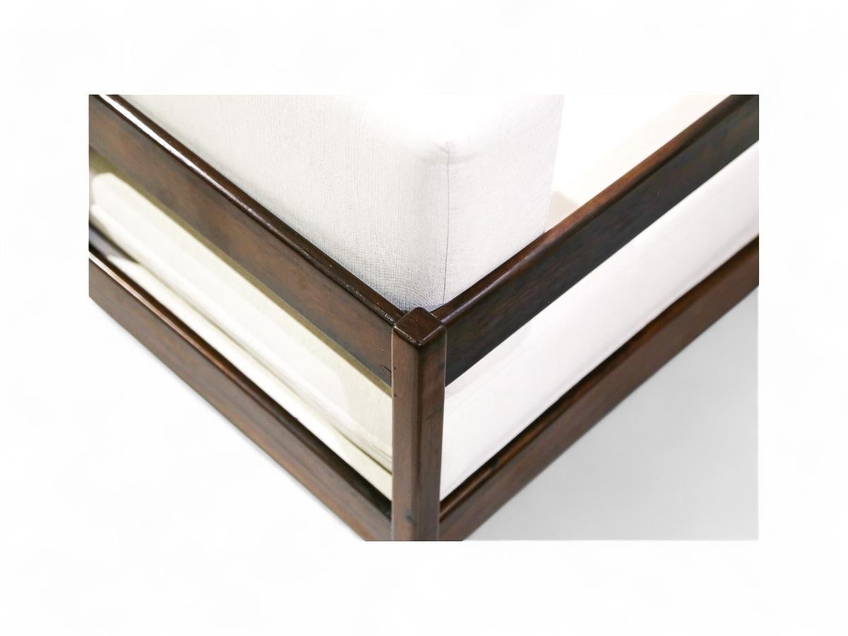 Divano moderno brasiliano in legno duro e tessuto bianco di Celina Decoracoes, 1960 ca. in vendita 4
