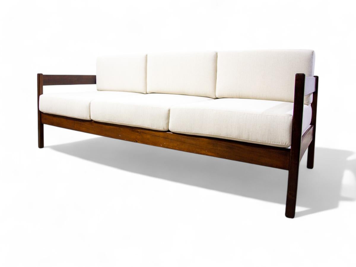 Brasiliano Divano moderno brasiliano in legno duro e tessuto bianco di Celina Decoracoes, 1960 ca. in vendita