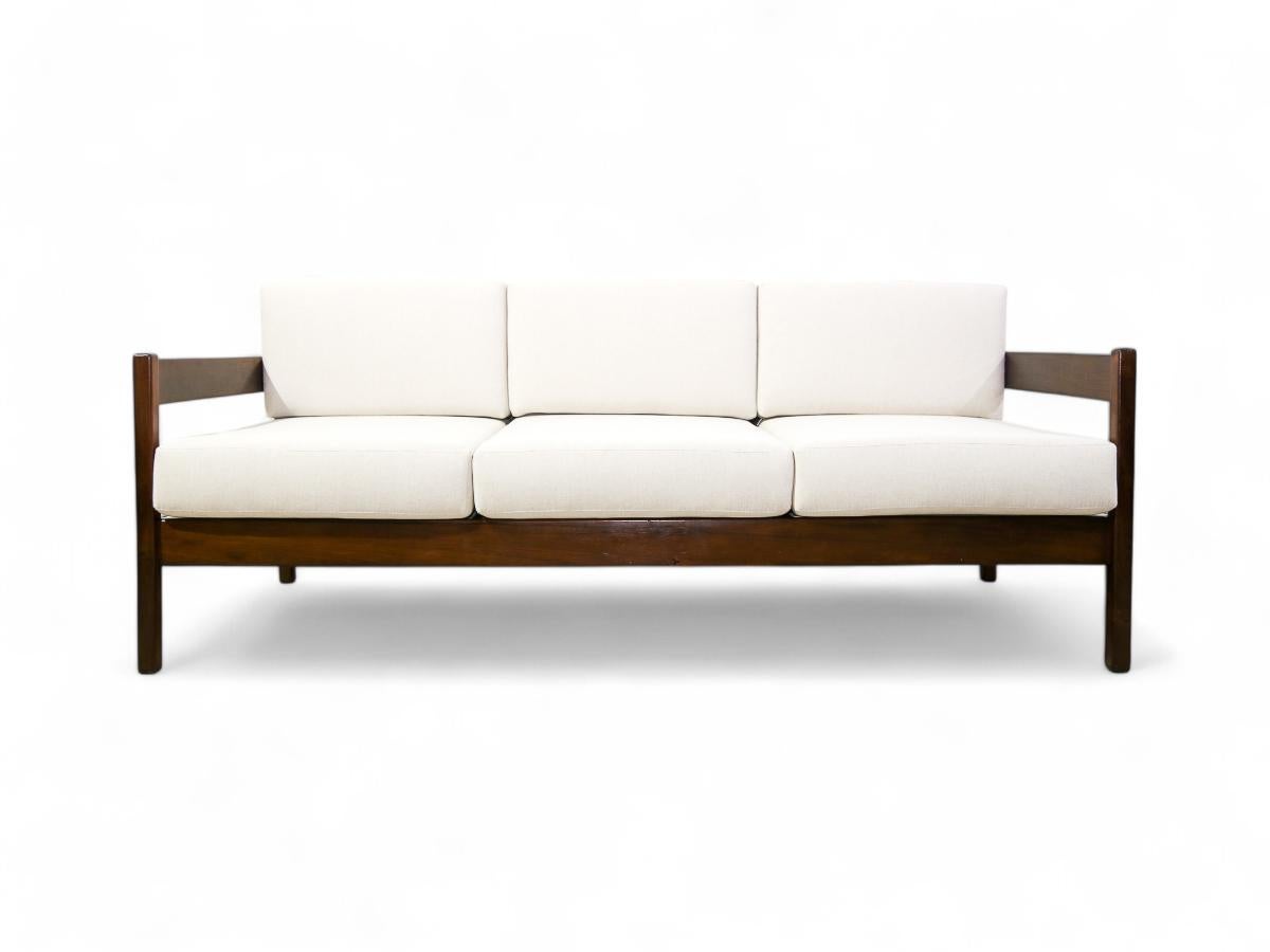 Mid-Century moderno Divano moderno brasiliano in legno duro e tessuto bianco di Celina Decoracoes, 1960 ca. in vendita