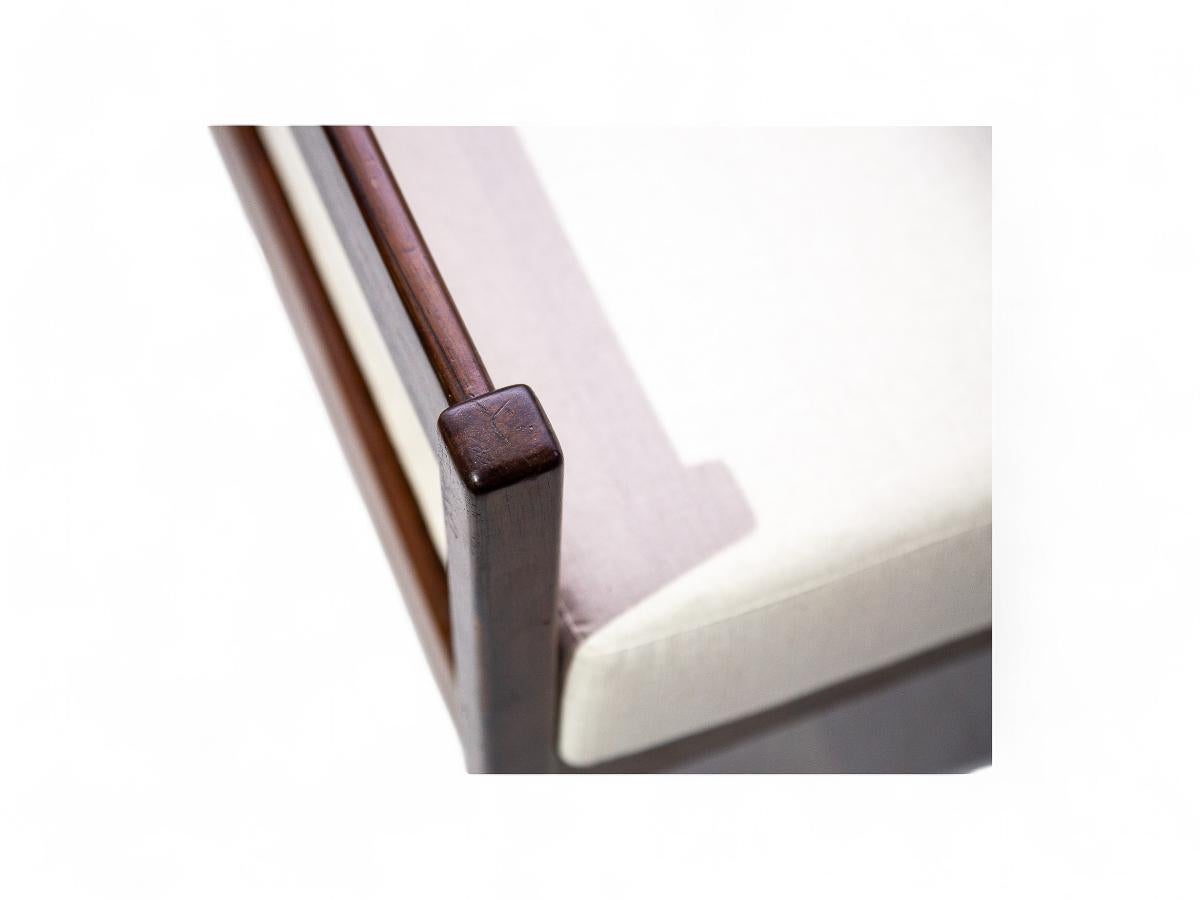 XX secolo Divano moderno brasiliano in legno duro e tessuto bianco di Celina Decoracoes, 1960 ca. in vendita