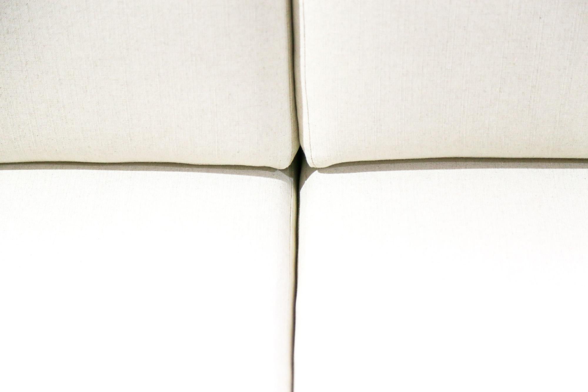 Tessuto Divano moderno brasiliano in legno duro e tessuto bianco di Celina Decoracoes, 1960 ca. in vendita