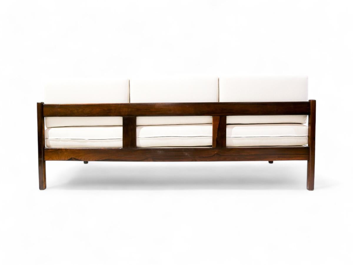 Falegnameria Divano moderno brasiliano in legno duro e tessuto bianco di Celina Decoracoes, 1960 ca. in vendita