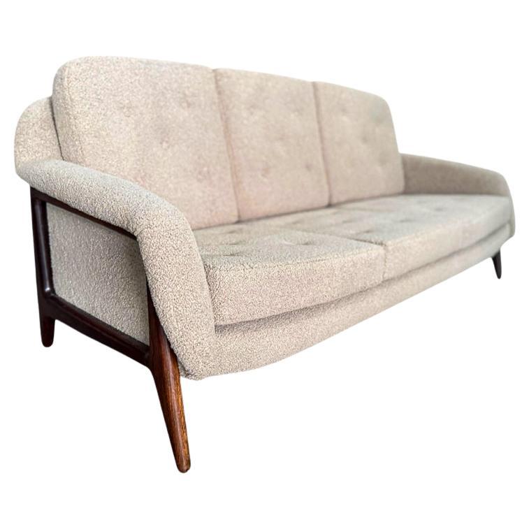 Divano moderno brasiliano "Stella" in legno duro e bouclé di Sergio Rodrgues, 1966 ca. in vendita