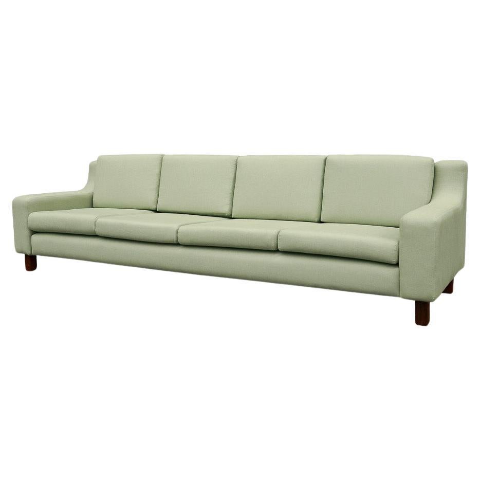 Sofá moderno brasileño "Caola" en tela verde y madera dura, Sergio Rodrigues, 1960