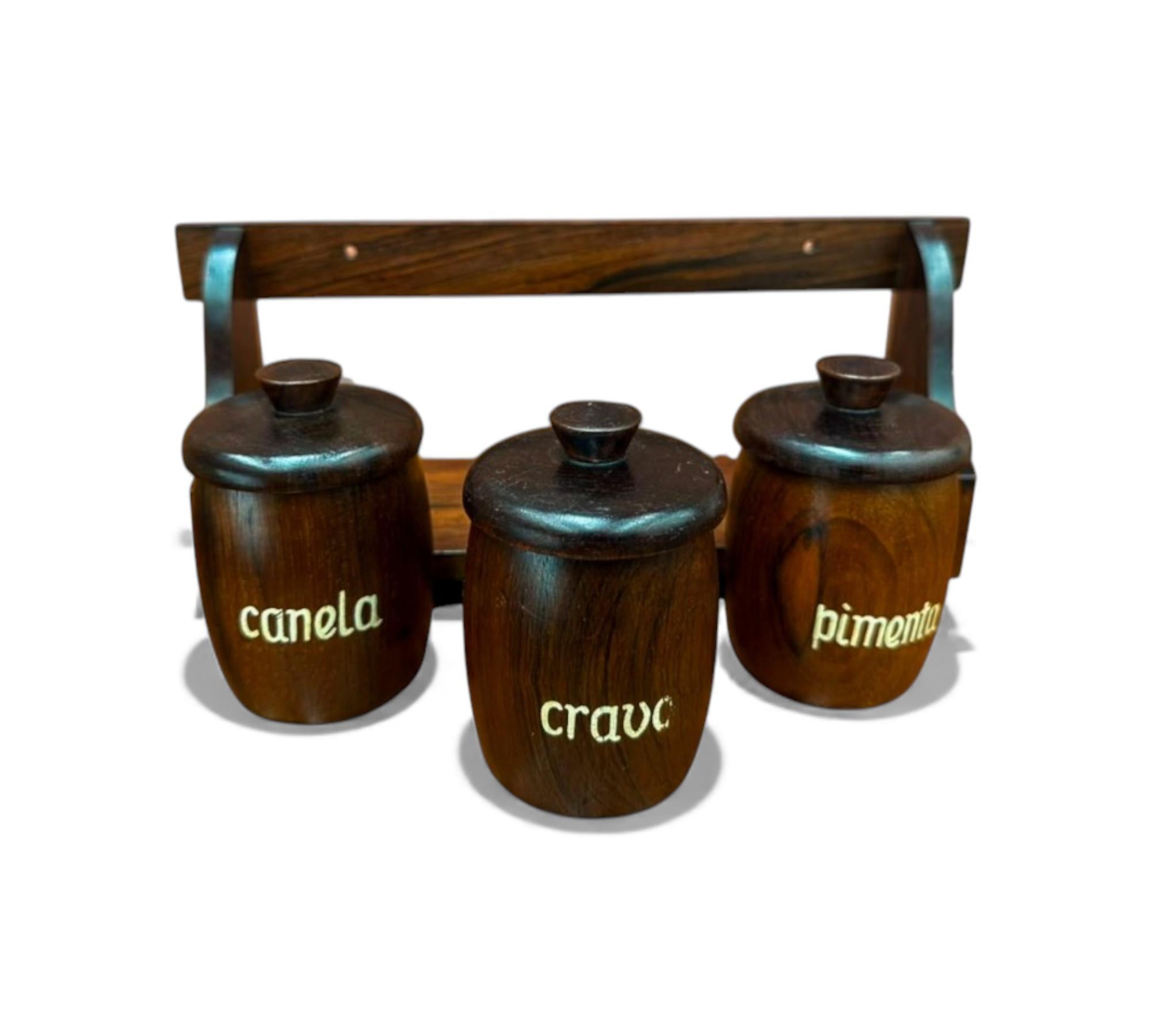 20ième siècle Porte-épices moderne brésilien avec 3 conteneurs en bois dur, Casa Finland, années 1960 en vente