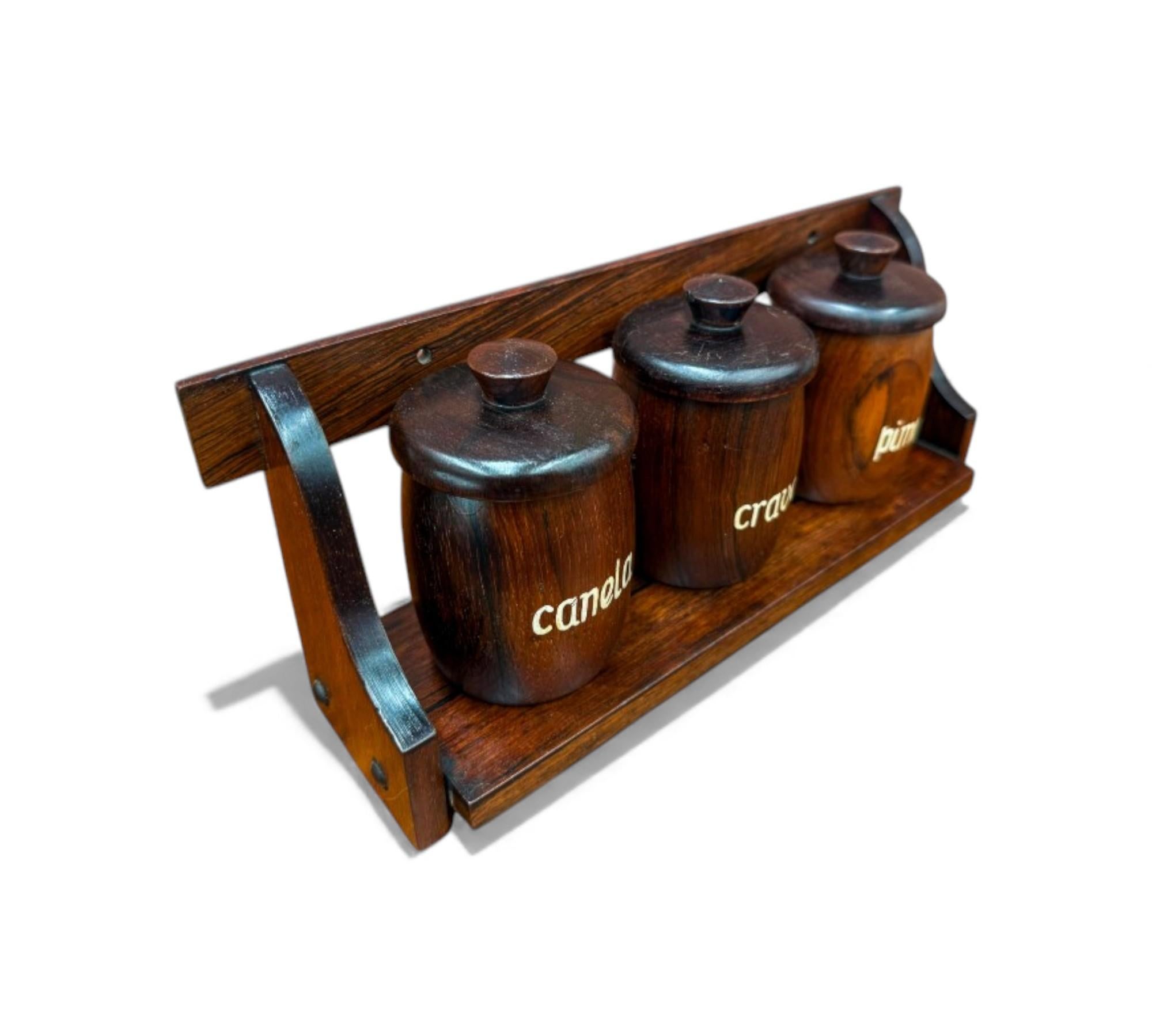 Bois de feuillus Porte-épices moderne brésilien avec 3 conteneurs en bois dur, Casa Finland, années 1960 en vente