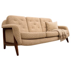 Canapé trois places moderne brésilien "Stella" en bois et bouclé par Sergio Rodrigues
