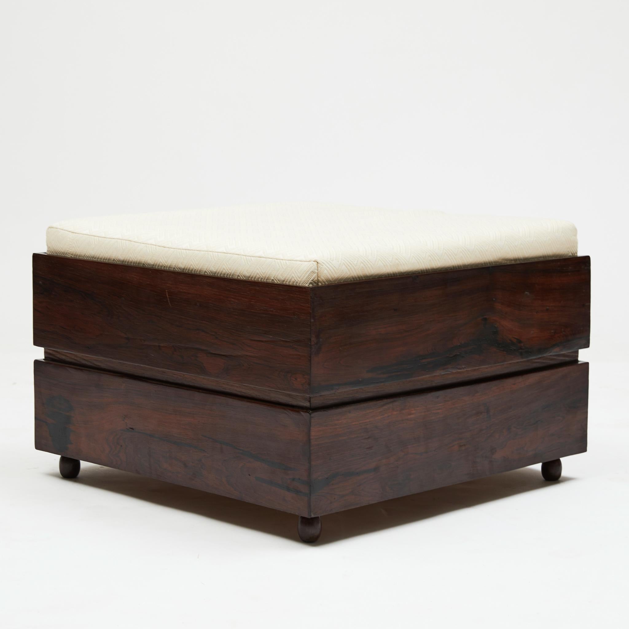 Discover the beauty of this stunning Brazilian modern stool/trunk crafted from durable Brazilian rosewood, also known as jacaranda. Adorned with white cotton fabric loose cushions for both the seat and backrest, these remarkable pieces are a