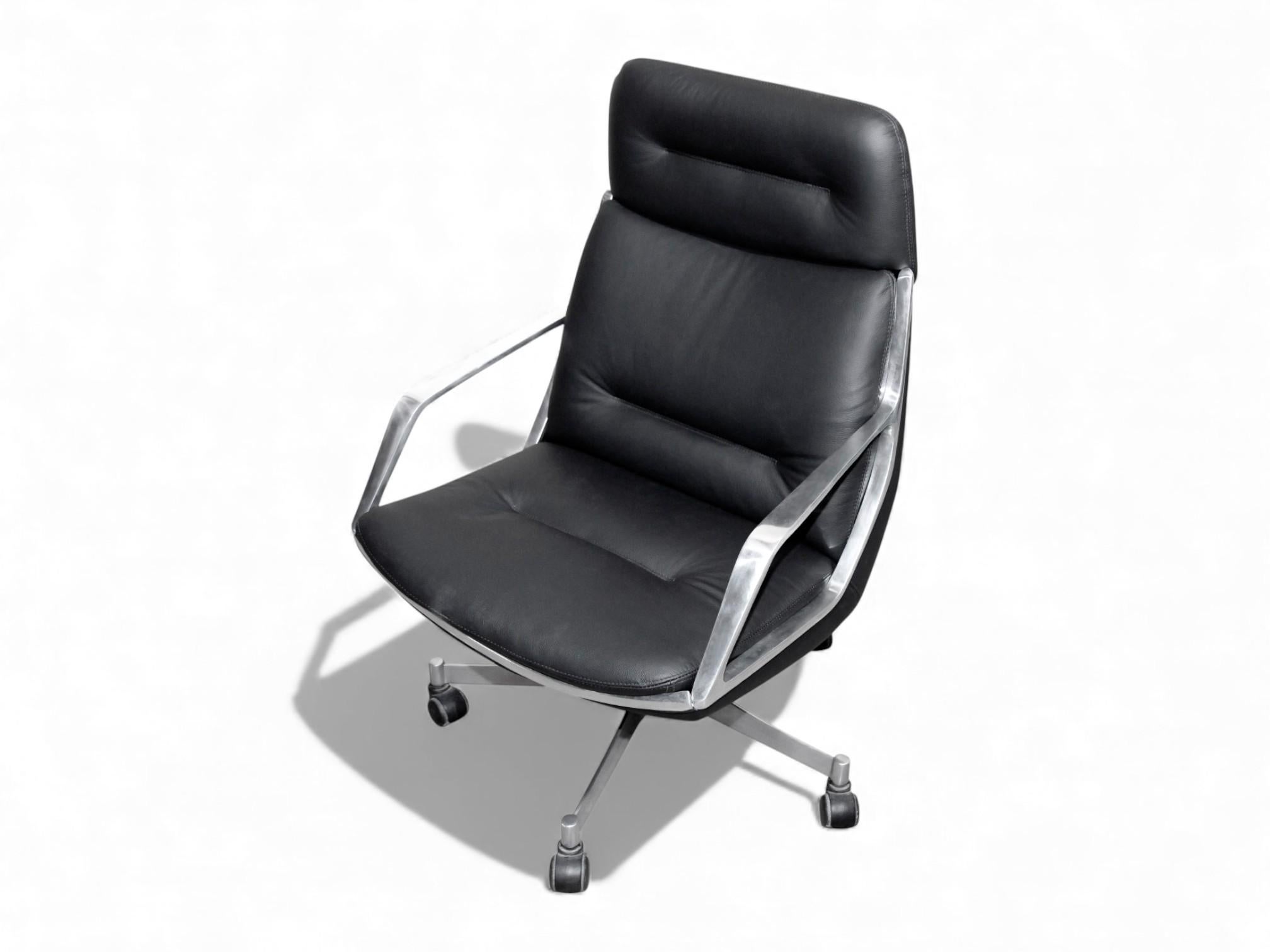 Chaise pivotante moderne brésilienne en cuir noir, Jorge Zalszupin, 1973, Brésil en vente 2