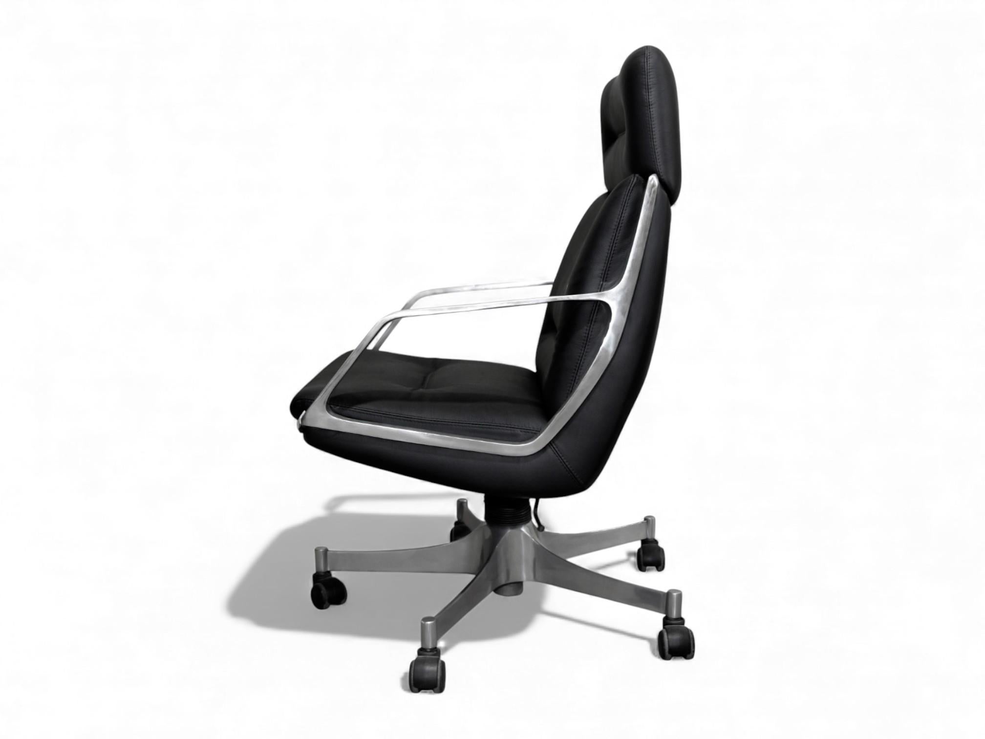 Mid-Century Modern Chaise pivotante moderne brésilienne en cuir noir, Jorge Zalszupin, 1973, Brésil en vente