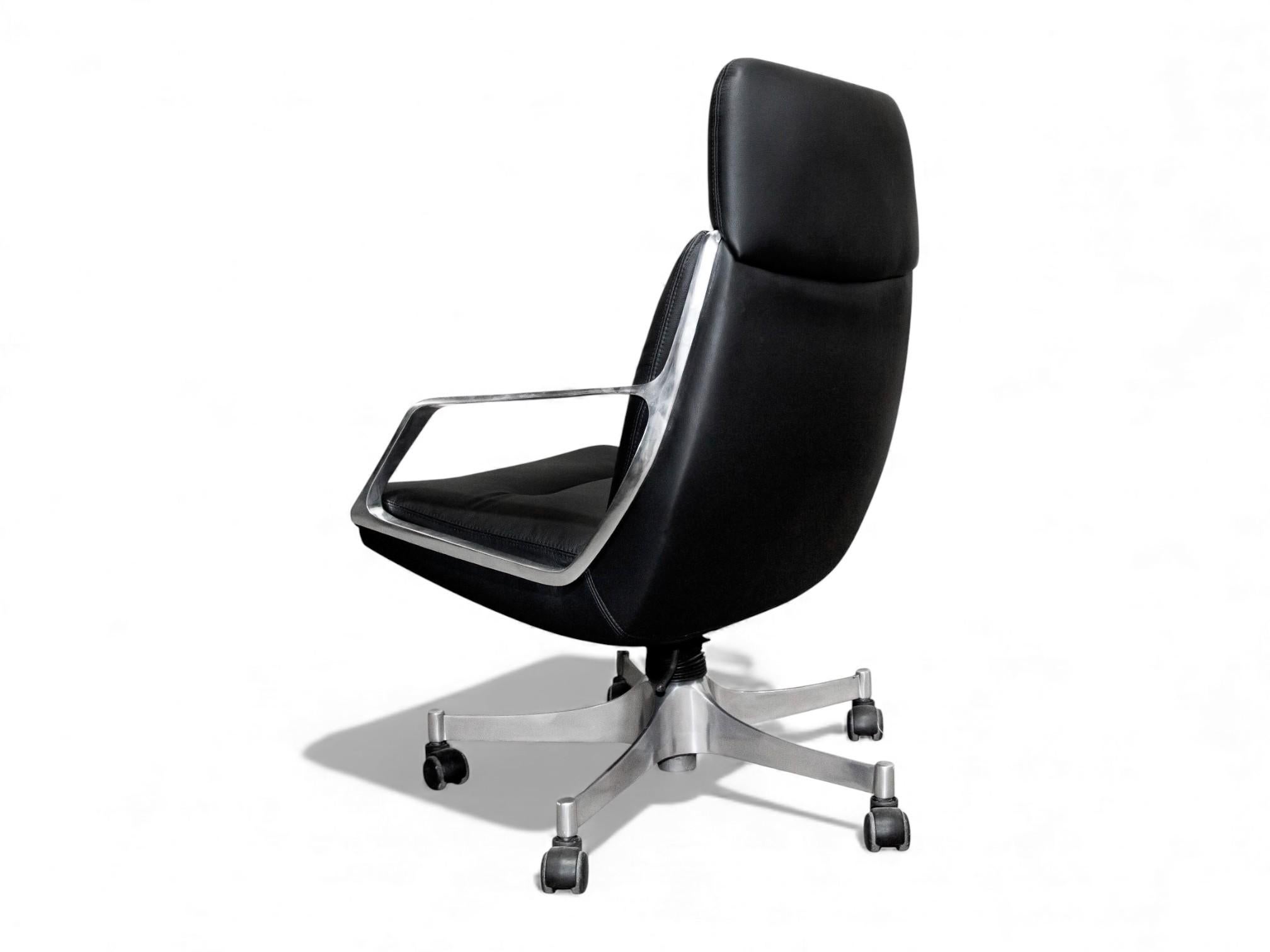 Brésilien Chaise pivotante moderne brésilienne en cuir noir, Jorge Zalszupin, 1973, Brésil en vente