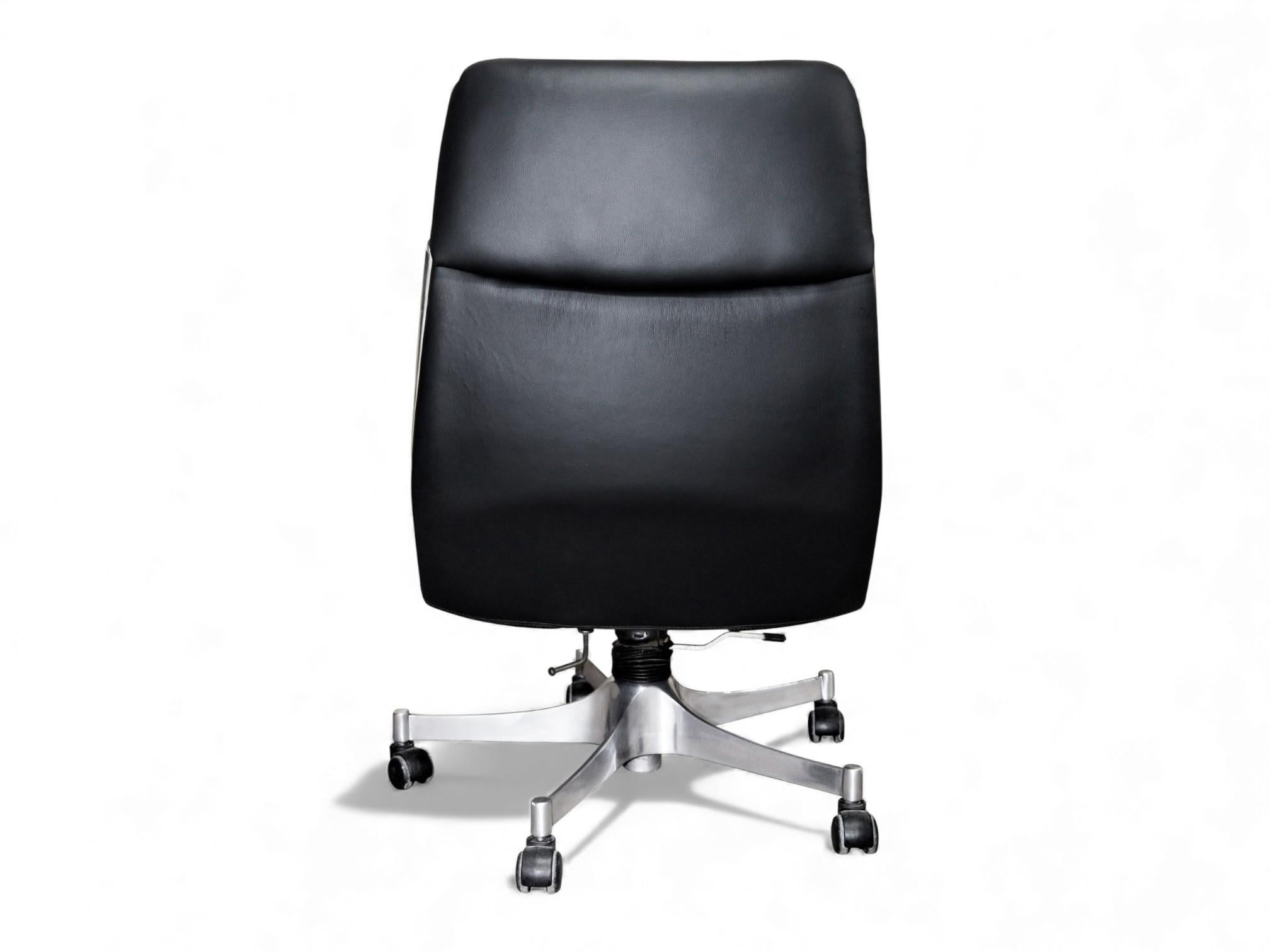 Ferronnerie Chaise pivotante moderne brésilienne en cuir noir, Jorge Zalszupin, 1973, Brésil en vente