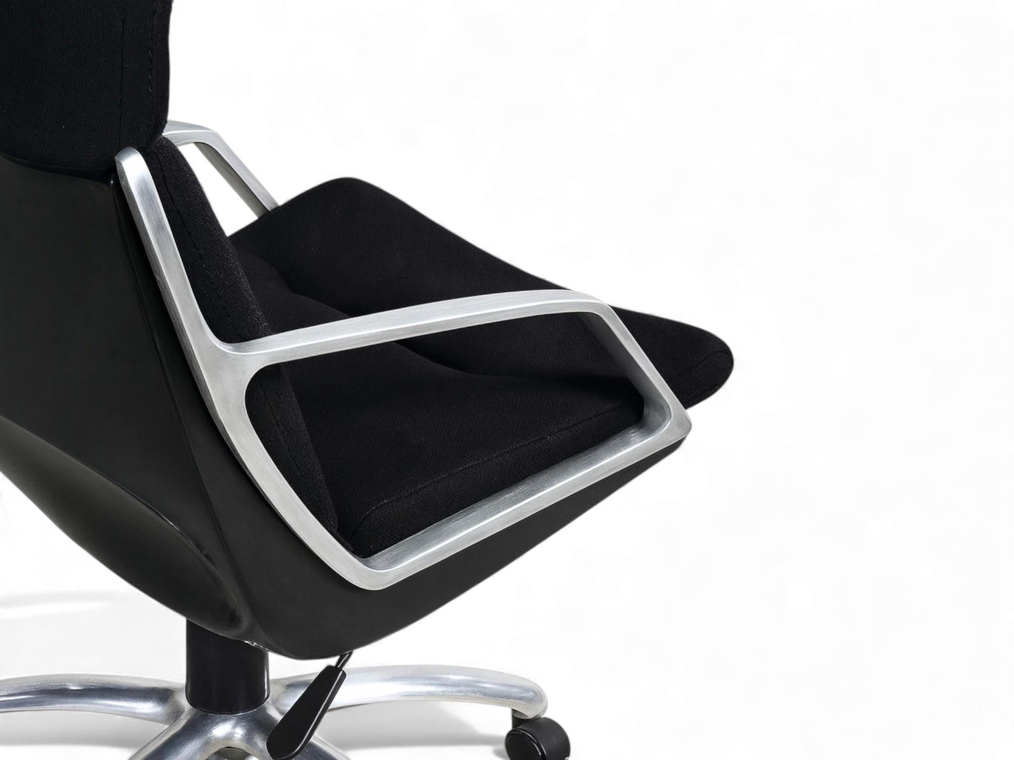 Chaise pivotante moderne brésilienne en cuir noir, Jorge Zalszupin, 1973, Brésil Bon état - En vente à New York, NY